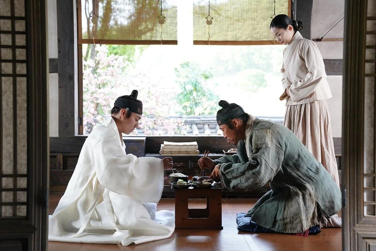 Cast of The King's Warden sharing a meal in a Joseon-era setting