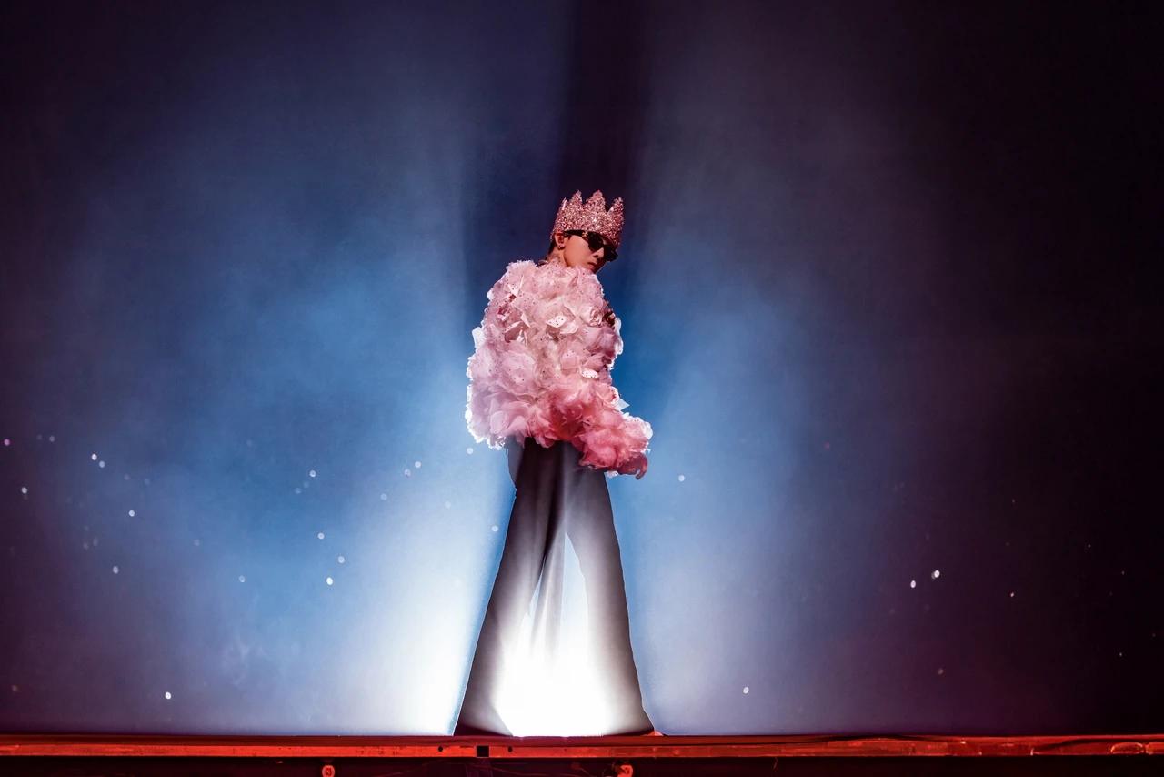 G-Dragon performing on stage during his Übermensch World Tour