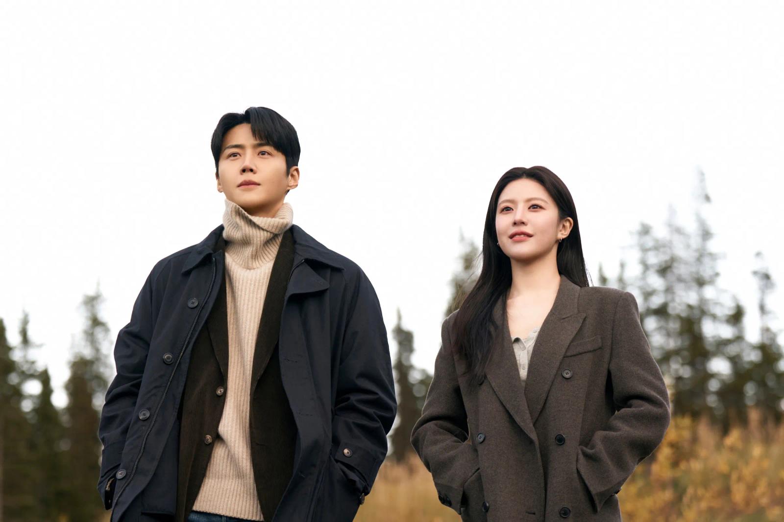 Kim Seon-ho as Joo Ho-jin and Go Youn-jung as Cha Mu-hee and Do Ra-mi Image: Netflix
