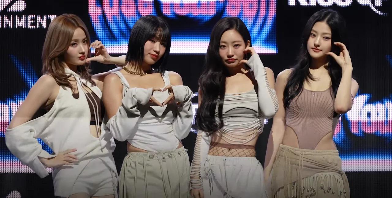 KISS OF LIFE members pose at the Lose Yourself showcase event, November 2024