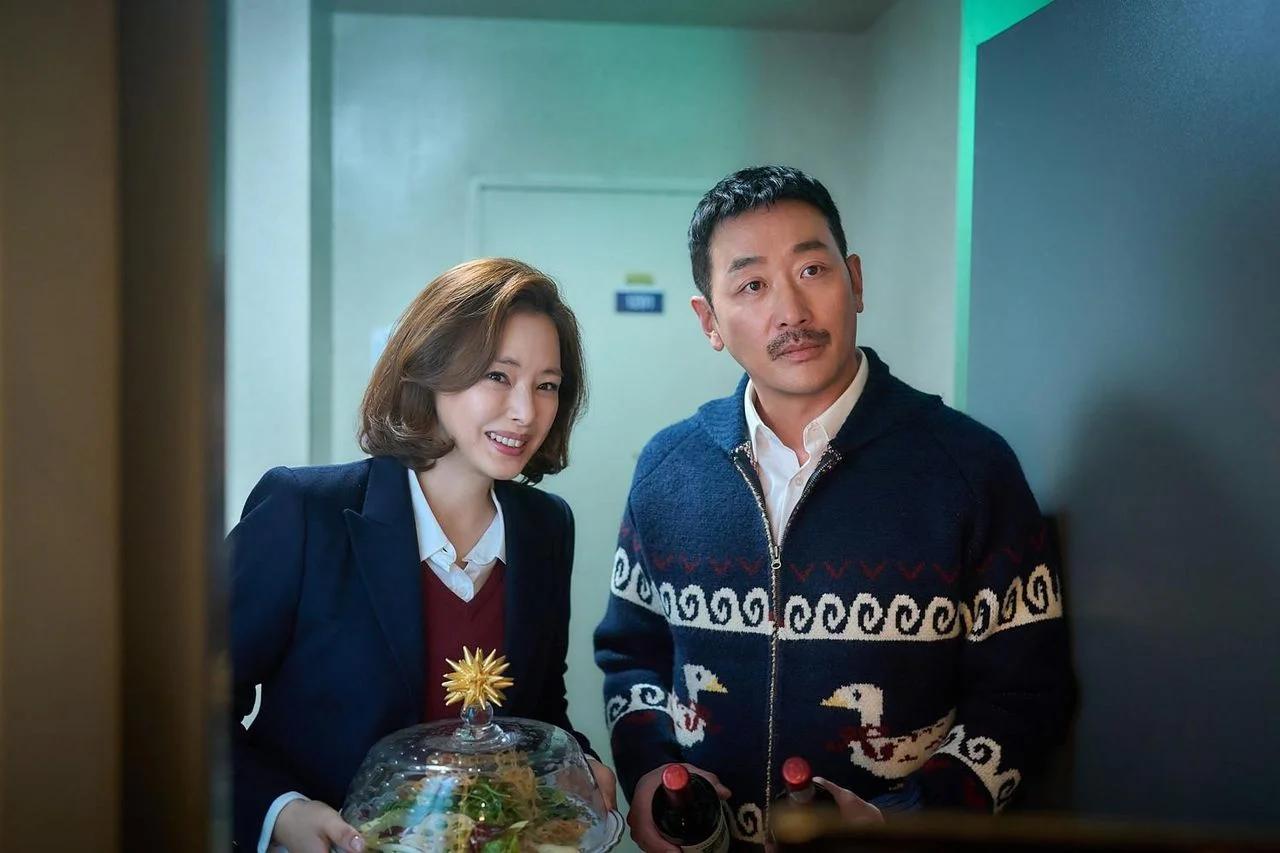 Ha Jung-woo and Lee Hanee arriving at a neighbor apartment door in a scene from The People Upstairs. Photo: BY4M Studio