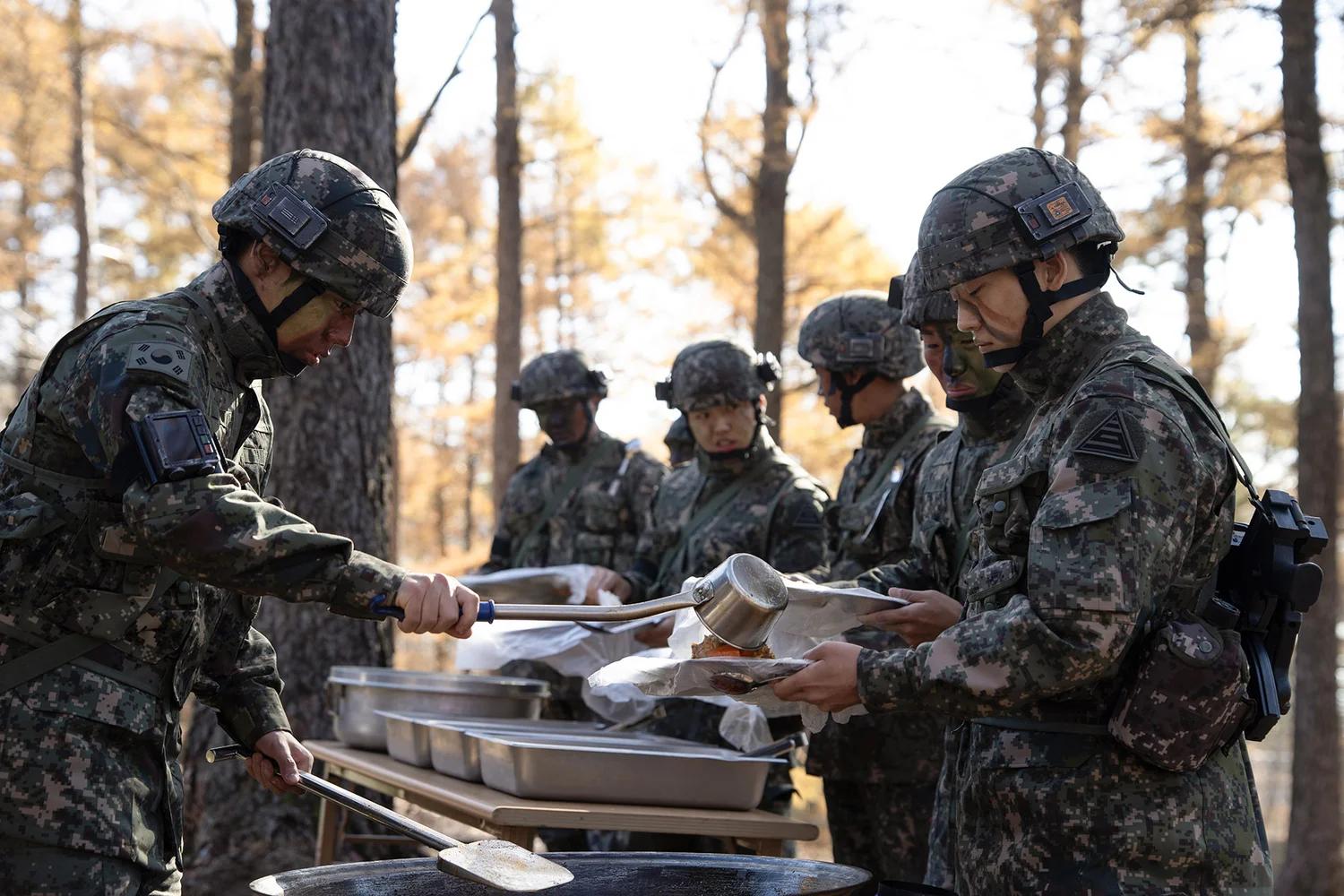 Soldiers serving food during a field exercise in The Legend of Kitchen Soldier