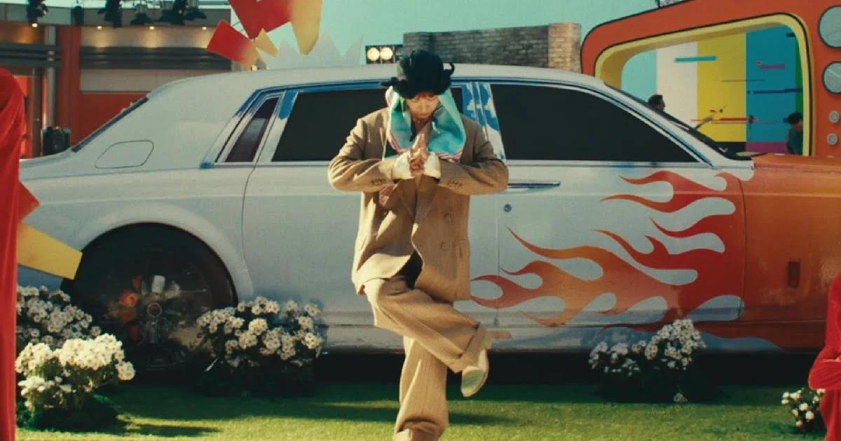 G-Dragon performing in his POWER music video on a retro-styled set ahead of BIGBANG's 20th anniversary return
