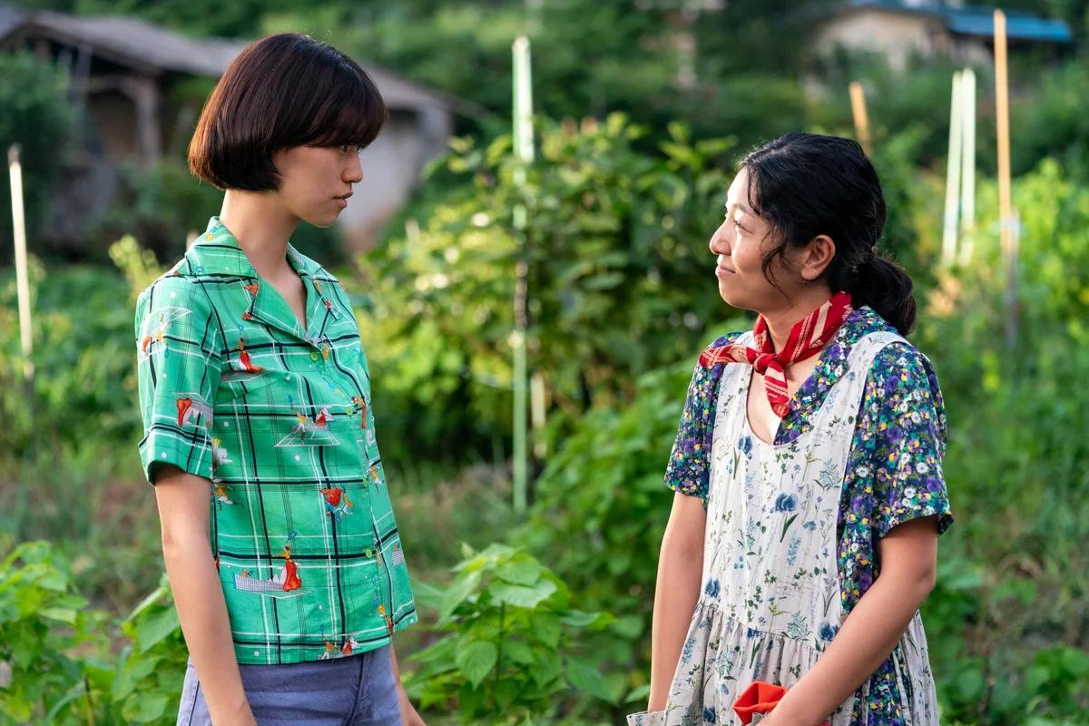 A still from Dora showing Kim Doyeon and Sakura Ando in a rural setting
