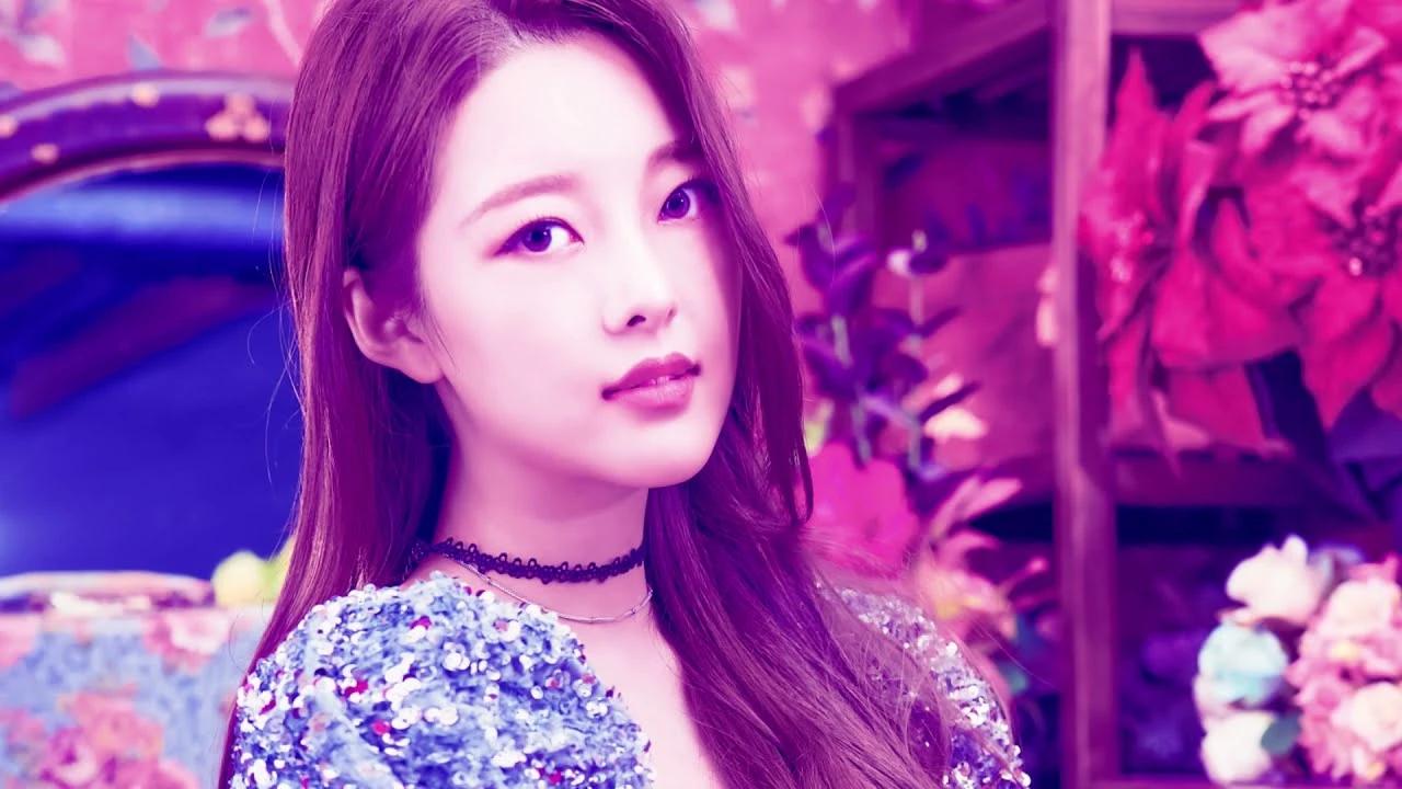 Hyogyeong in an official ARIAZ intro image released on YouTube.