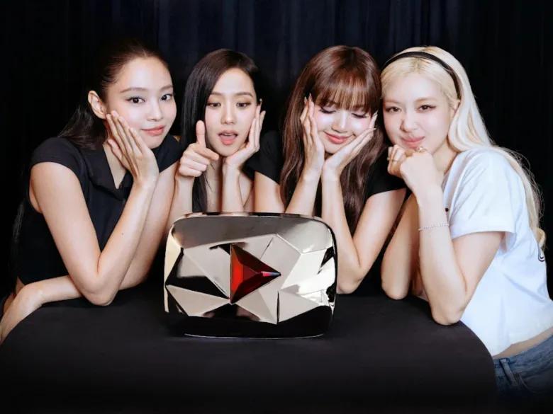 BLACKPINK members Jisoo, Jennie, Rosé and Lisa posing with the YouTube Red Diamond Creator Award for 100 million subscribers