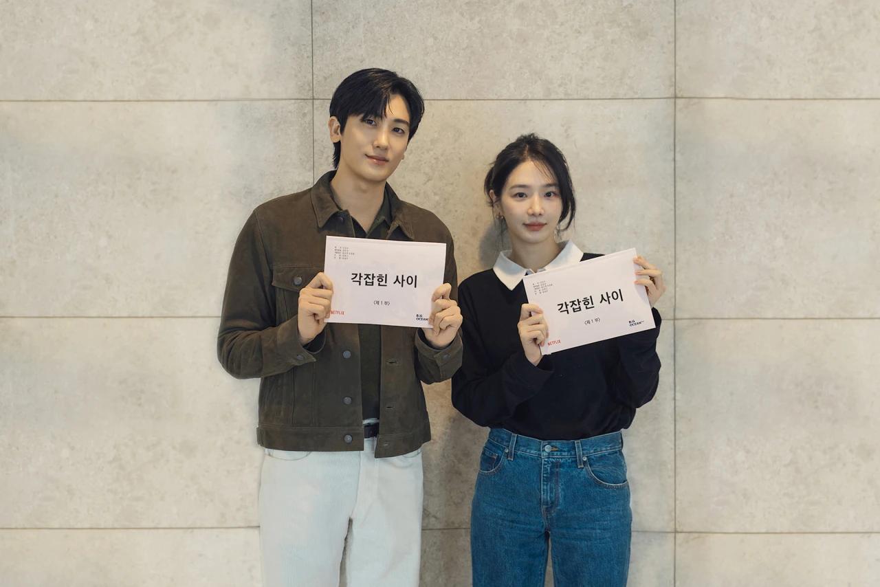 Park Hyung-sik and Park Gyu-young hold scripts for Netflix rom-com Fall in! Love at an official table read