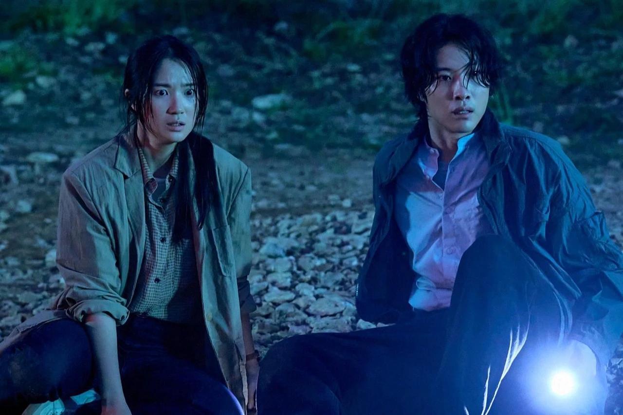 Kim Hye-yoon and Lee Jong-won in a nighttime still from Salmokji: Whispering Water